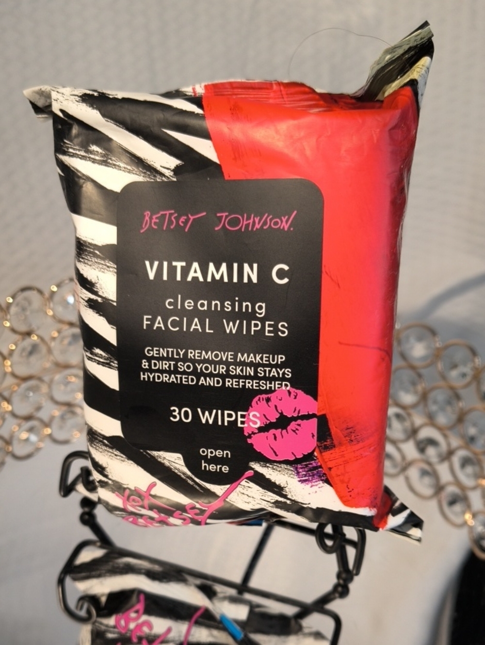 Betsey Johnson Vitamin C Cleansing Facial 30 Wipes – Hot Pink & Black